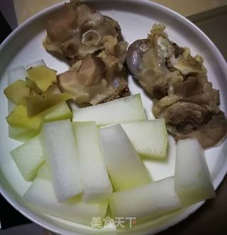 大骨花甲螺冬瓜汤的做法步骤：1