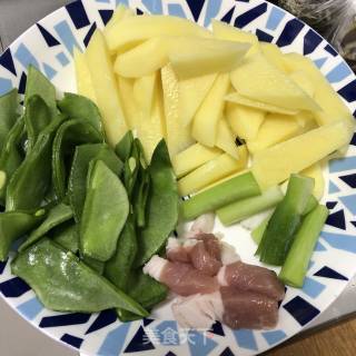 豆角烧土豆的做法步骤：1