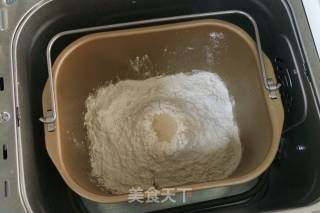 紫薯麻薯夹心软欧的做法步骤：1