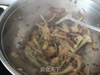 #夏日懶人餐#腊肉炒花菜的做法步骤：7