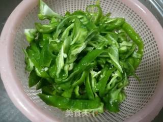 青椒炒鸭肠的做法步骤：1