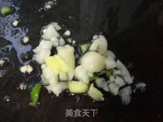 青椒炒鸭肠的做法步骤：2