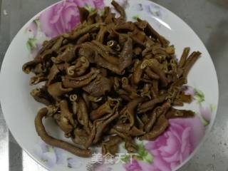 青椒炒鸭肠的做法步骤：3