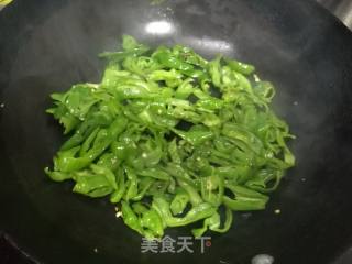 青椒炒鸭肠的做法步骤：4