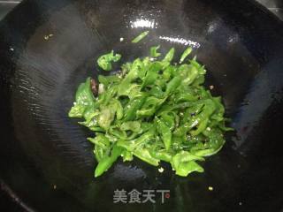 青椒炒鸭肠的做法步骤：6