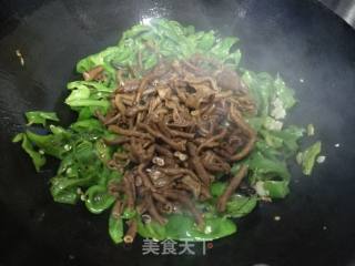 青椒炒鸭肠的做法步骤：7