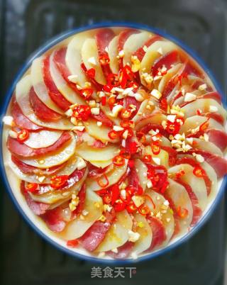土豆蒸腊肉的做法步骤：1