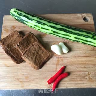响油黄瓜豆腐干的做法步骤：1