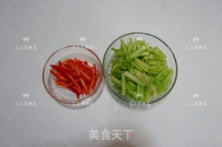 香芹煸肥牛的做法步骤：4