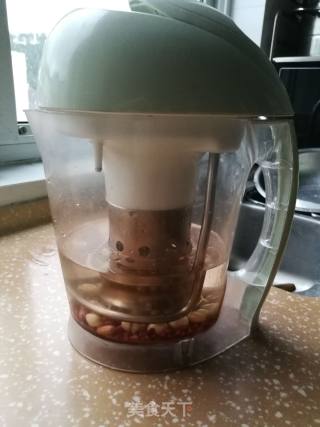 红豆莲子花生豆浆的做法步骤：2