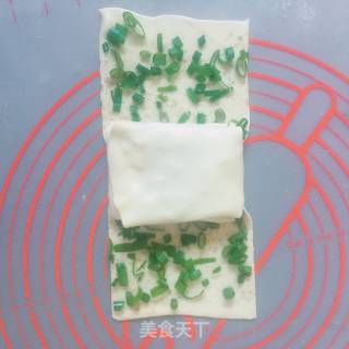 葱油饼的做法步骤：7