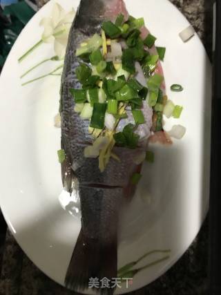 清蒸鲈鱼的做法步骤：6