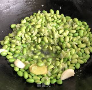 毛豆炒鸡爪筋的做法步骤：3