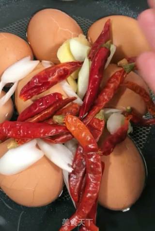 香辣茶叶蛋的做法步骤：2