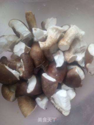 香菇炖鸡腿的做法步骤：3