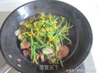 黄瓜花炒牛肉的做法步骤：7