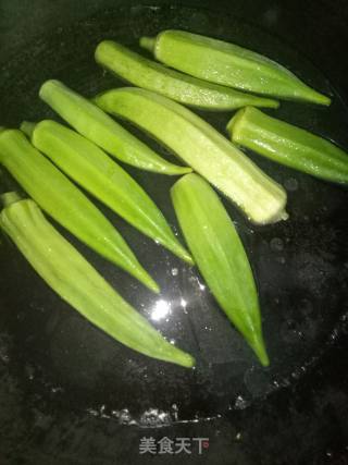 秋葵炒鸡蛋的做法步骤：2