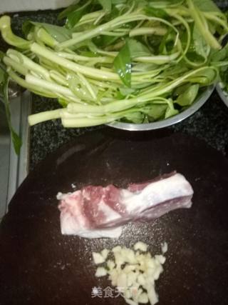 通心菜炒肉片的做法步骤：1