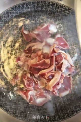 爆炒鸡胗的做法步骤：2