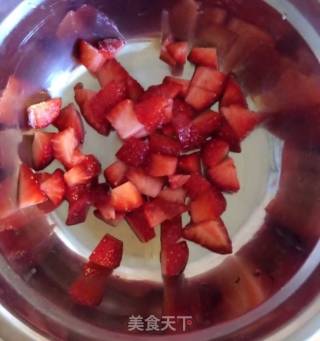 脏脏草莓奶的做法步骤：2