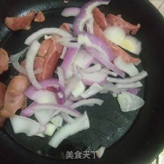 黑椒肠炒洋葱的做法步骤：6