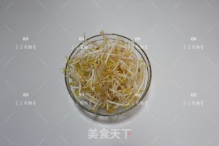 秋葵银芽炒鸡蛋的做法步骤：1