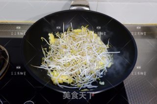 秋葵银芽炒鸡蛋的做法步骤：6