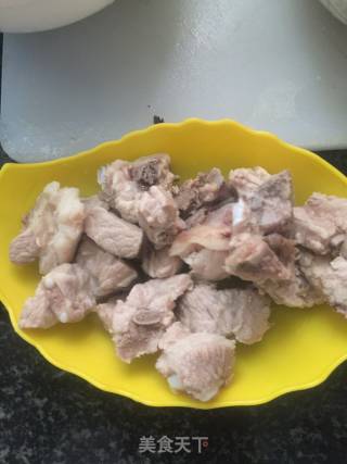 马蹄糯玉米排骨汤的做法步骤：1