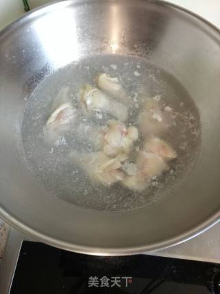 鸡翅根炖土豆的做法步骤：1