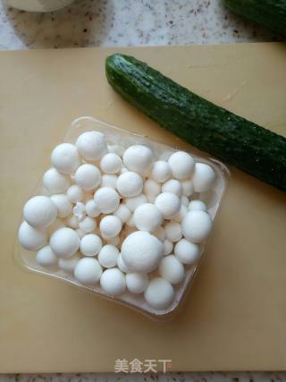 黄瓜炒白玉菇的做法步骤：1