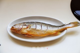 黄鱼炖豆腐的做法步骤：2