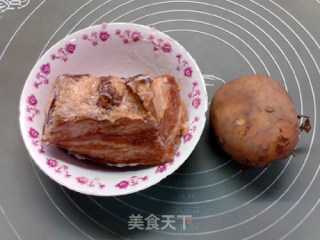 土豆蒸坛子肉的做法步骤：1