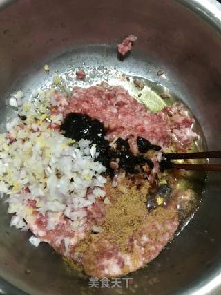酸菜猪肉水饺的做法步骤：2