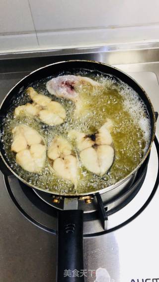 蒜苔烧鲅鱼的做法步骤：1