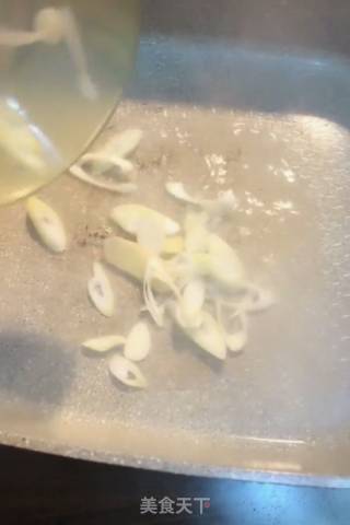 豆腐炖肥肠的做法步骤：1