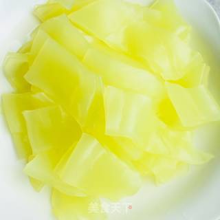 香菜炒凉粉皮的做法步骤：1