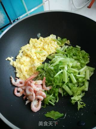 芹菜虾仁炒鸡蛋的做法步骤：3