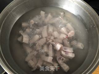 #夏日懒人餐 #五花肉烧木耳的做法步骤：1