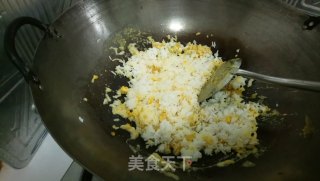 螃蟹咸蛋黃松子炒饭的做法步骤：3