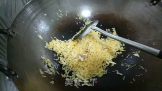 螃蟹咸蛋黃松子炒饭的做法步骤：4