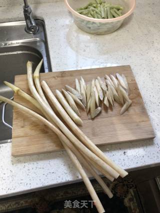 凉拌藕尖的做法步骤：1