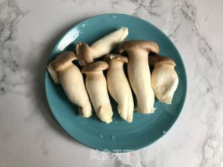 手撕杏鲍菇的做法步骤：1