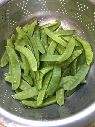 口蘑炒荷兰豆的做法步骤：1