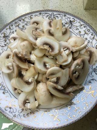 口蘑炒荷兰豆的做法步骤：2