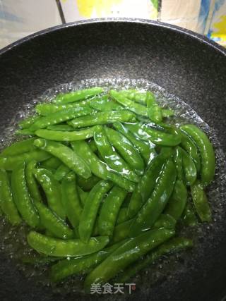 口蘑炒荷兰豆的做法步骤：3