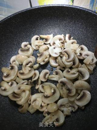 口蘑炒荷兰豆的做法步骤：4