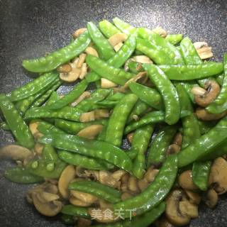 口蘑炒荷兰豆的做法步骤：6