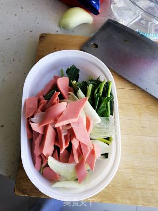 菠菜火腿炒面的做法步骤：1