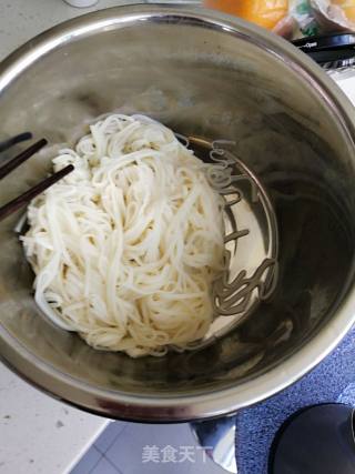菠菜火腿炒面的做法步骤：2