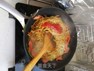 菠菜火腿炒面的做法步骤：4